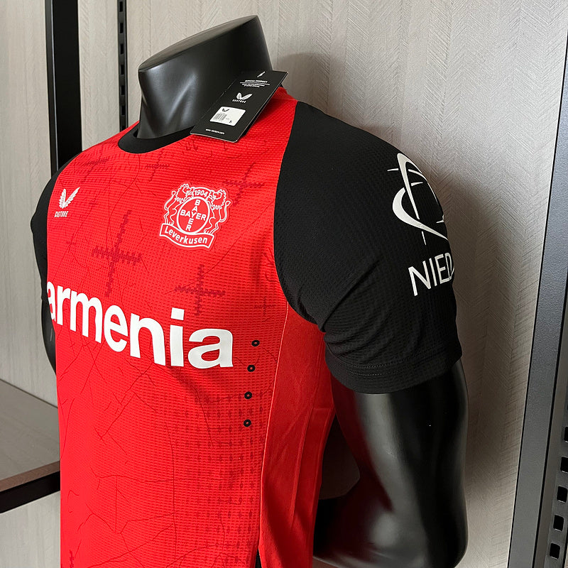 CAMISETA BAYER LEVERKUSEN I 24/25 HOMBRE (VERSIÓN JUGADOR)